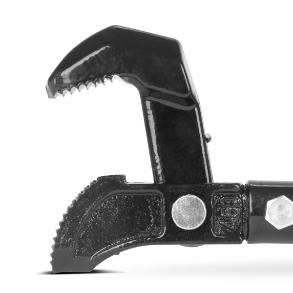 Schwarze Eckrohrzange aus Metall mit gezahnten Greifbacken, Detailaufnahme.