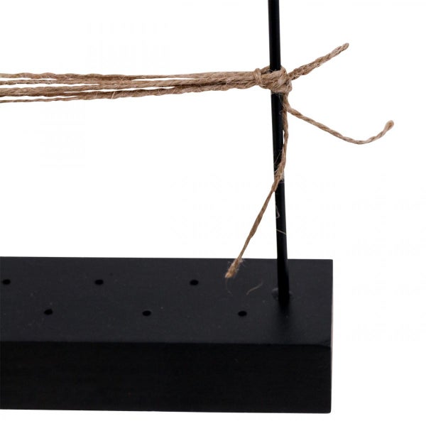 Dekorationselement mit schwarzem Sockel, Metallständer und Bindfaden