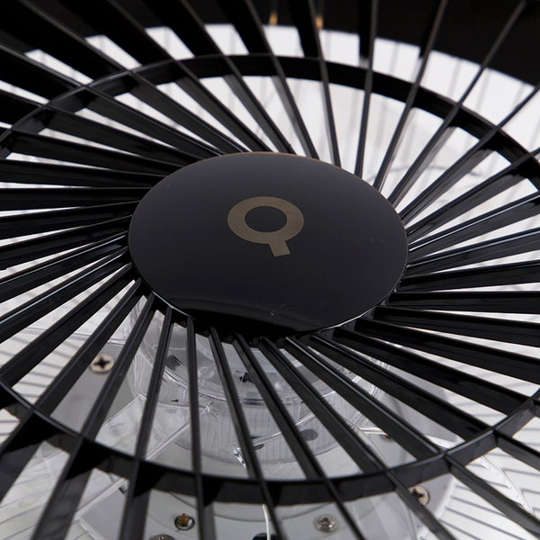 Nahaufnahme eines schwarzen Ventilatorgitters mit dem Stadler Form Logo auf der Nabe.