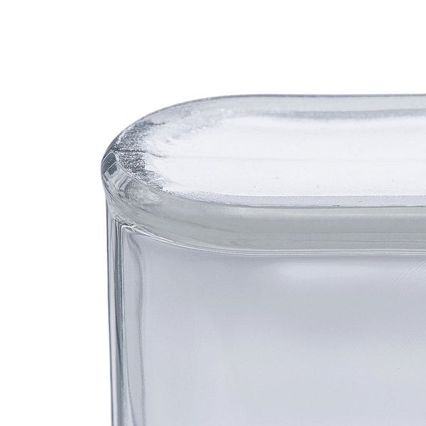 Detailaufnahme eines transparenten Glasbehälters mit abgerundeten Ecken