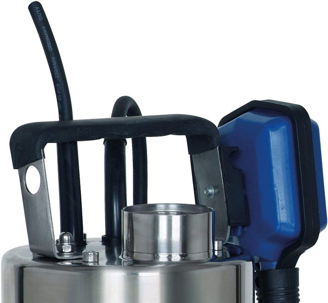Detailansicht einer Tauchpumpe aus Edelstahl mit Kabel und Tragegriff.