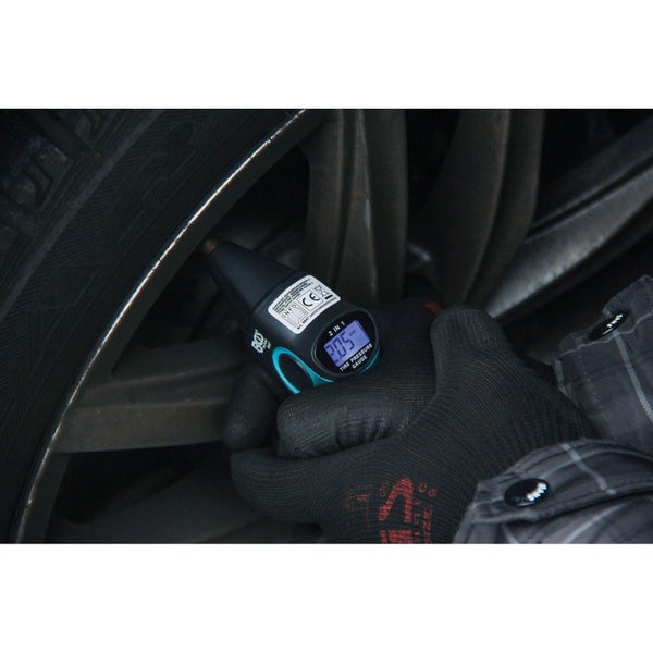 Reifendruckmesser im Einsatz am Autoreifen