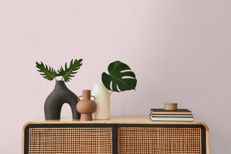 Dekoratives Sideboard mit Vasen und Büchern für ein stilvolles Zuhause.