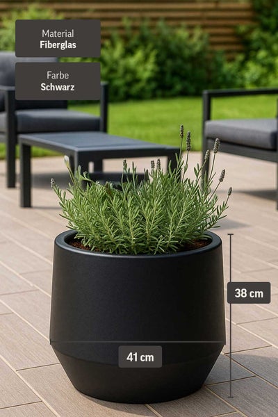 Runder schwarzer Pflanzkübel aus Fiberglas, Durchmesser 41 Zentimeter, Höhe 38 Zentimeter, bepflanzt mit Lavendel auf einer Terrasse.
