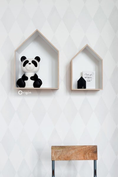 Dekorative Regale in Hausform mit Panda-Figur und Deko-Objekten