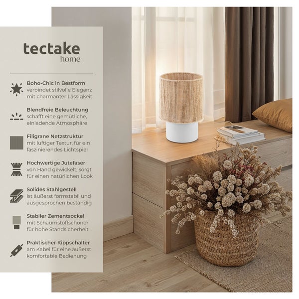 Tectake Home Tischleuchte im Boho Stil mit Jute Lampenschirm und Zementsockel auf einer Holzkommode mit Trockenblumen und Gardinen.