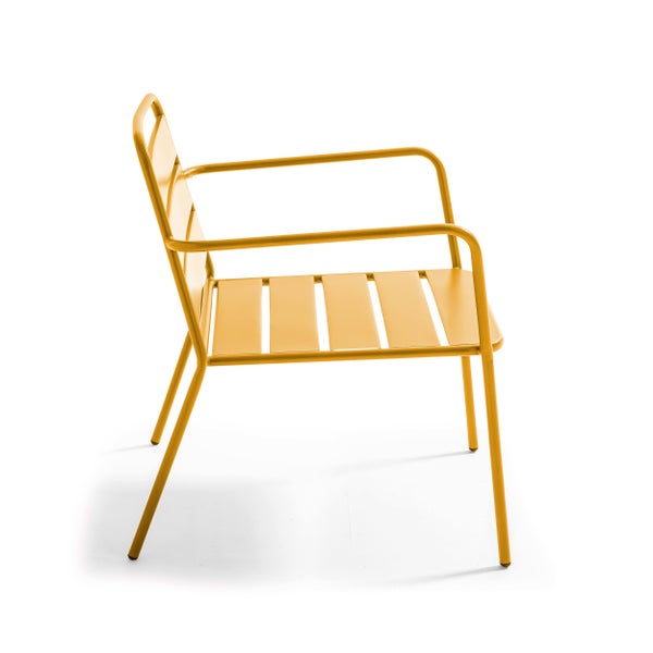 Gelber Gartenstuhl aus Metall mit Armlehnen und Latten-Design.