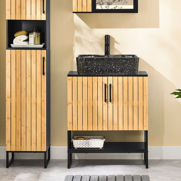 Badezimmer mit Waschtischunterschrank aus Bambus, Aufsatzwaschbecken und Hochschrank