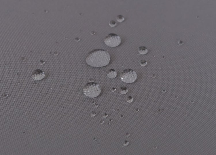Wasserabweisendes Gewebe mit Wassertropfen