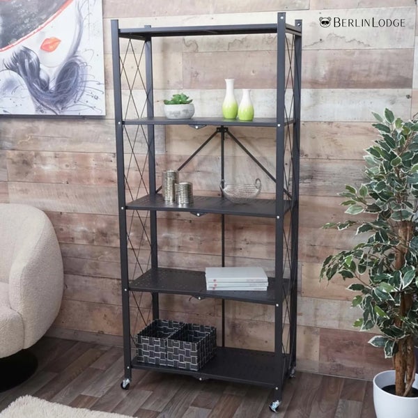 Schwarzes Regal mit vier Ablagen und Rollen im Wohnzimmer