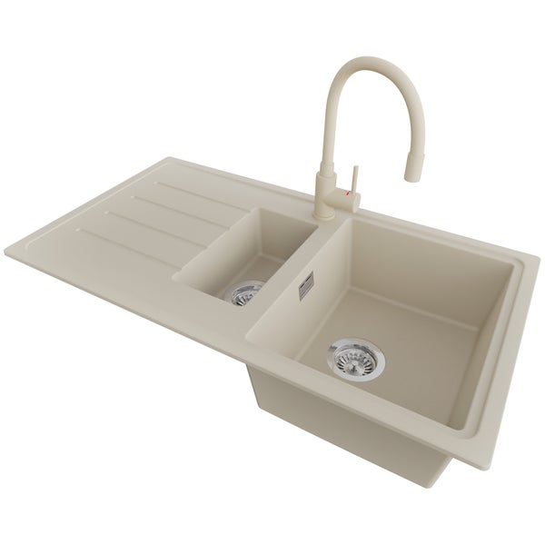 Einbauspüle in Beige mit anderthalb Becken, Abtropffläche und passender Hochdruckarmatur.