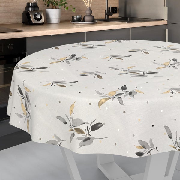 Runde Tischdecke mit einem Muster aus Zweigen, Blättern und Punkten in einer modernen, hellen Küche.