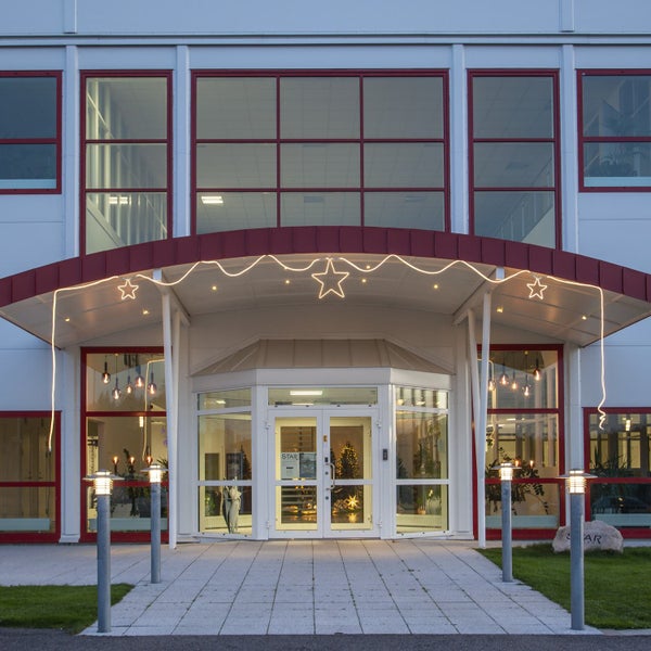 Gebäudeansicht mit Sternenlichterkette und Aussenbeleuchtung