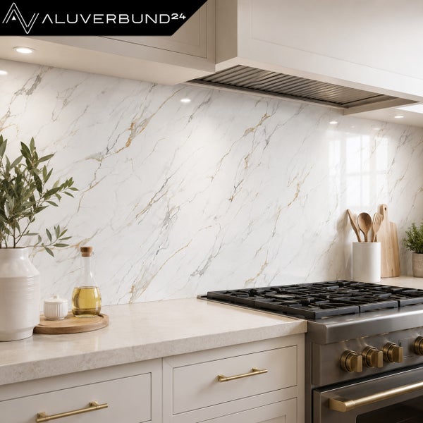 Aluverbund24 Logo. Moderne Küche mit einer Küchenrückwand in Marmor-Optik aus Aluminiumverbund, Gasherd und hellen Schränken.