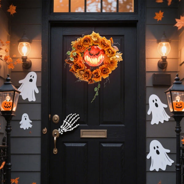 Dekorierte Haustür mit Halloween-Kranz, Geister- und Kürbis-Dekorationen