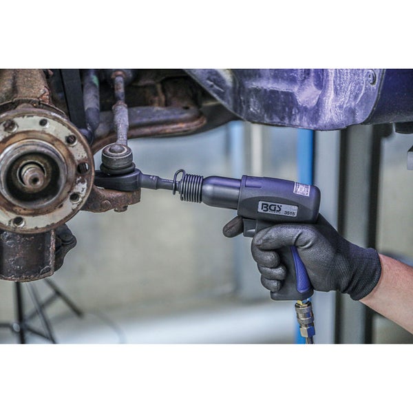 BGS technic Spurstangenkopf-Ausdrücker im Einsatz am Fahrzeug