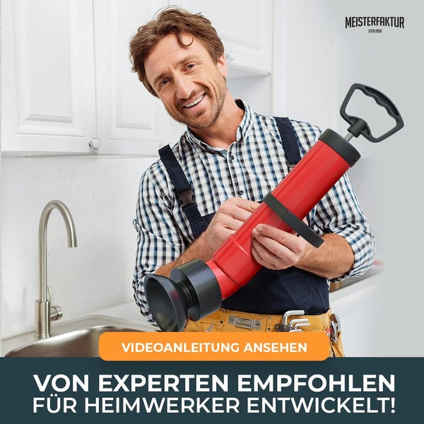 Ein Handwerker hält einen Druckluft-Rohrreiniger in einer hellen Küche neben einer Spüle. Meisterfaktur Logo.