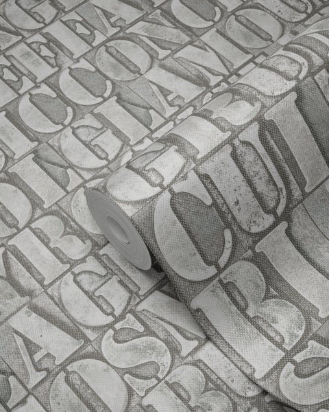 Tapetenrolle mit Buchstabenmuster