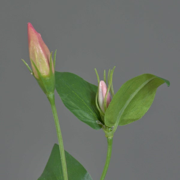 Detailaufnahme eines grünen Blattes einer Kunstpflanze mit sichtbarer Struktur und Textiloberfläche.