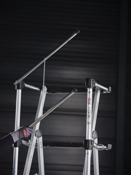 Altrex Gerüst mit einer Person, die eine Stange hält