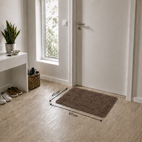 Rechteckige Fußmatte vor einer weißen Tür in einem hellen Eingangsbereich, Maße 40 mal 60 Zentimeter, moderner Stil mit Holzboden.