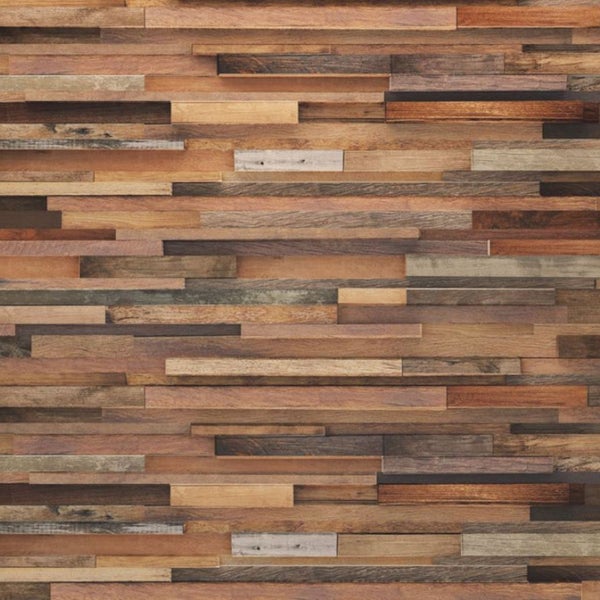 Wandverkleidung aus Holzpaneelen in verschiedenen Brauntönen