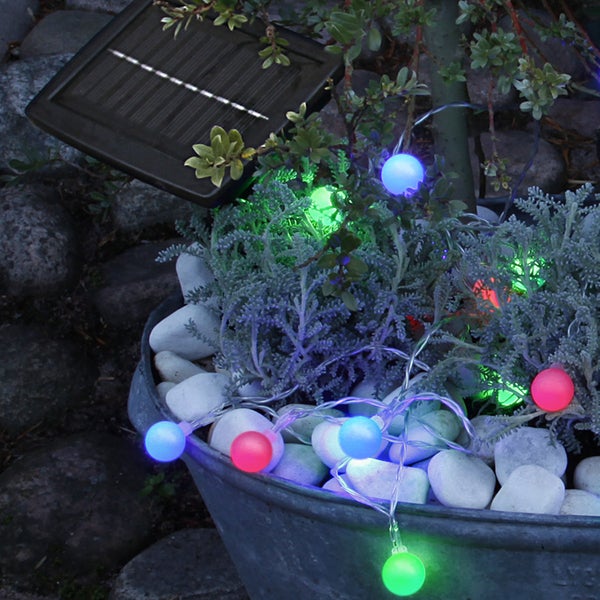 Solar Lichterkette mit farbigen Kugeln in einem Blumentopf