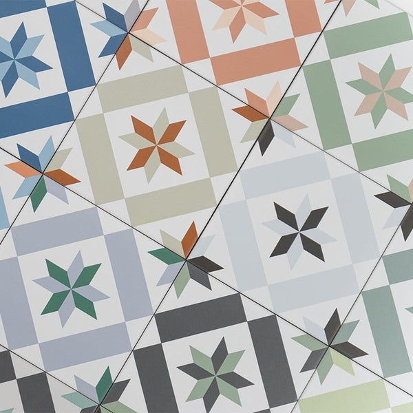 Bodenfliesen mit geometrischem Sternmuster in verschiedenen Farbtönen im Patchworkstil verlegt