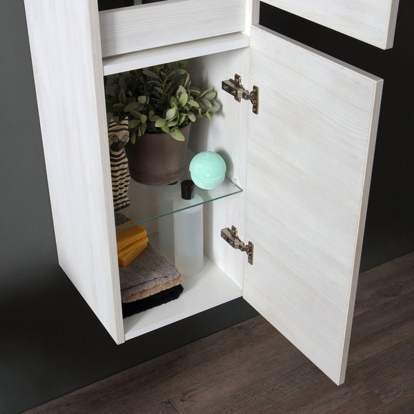 Offener Badezimmerschrank mit Accessoires und Glasregal
