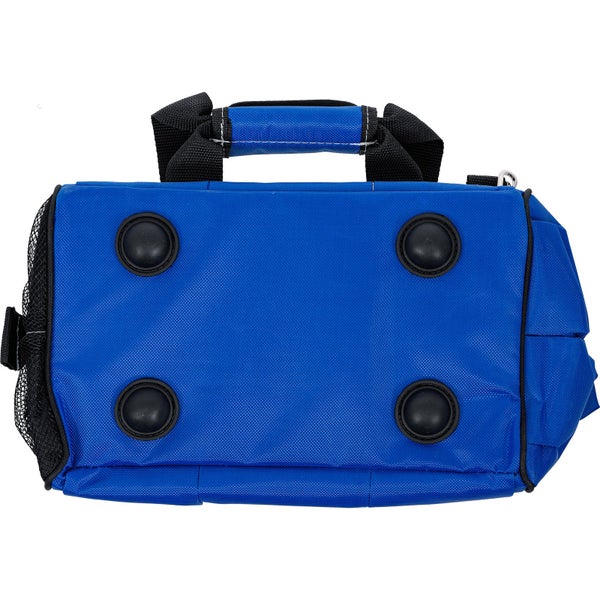 Unterseite einer blauen Werkzeugtasche mit vier schwarzen Standfüßen aus Kunststoff und einem Tragegriff.