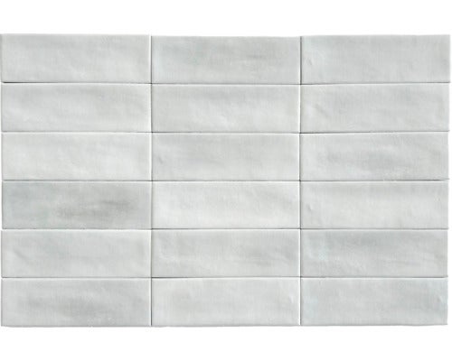 Rechteckige Wandfliesen aus Keramik im Verband verlegt