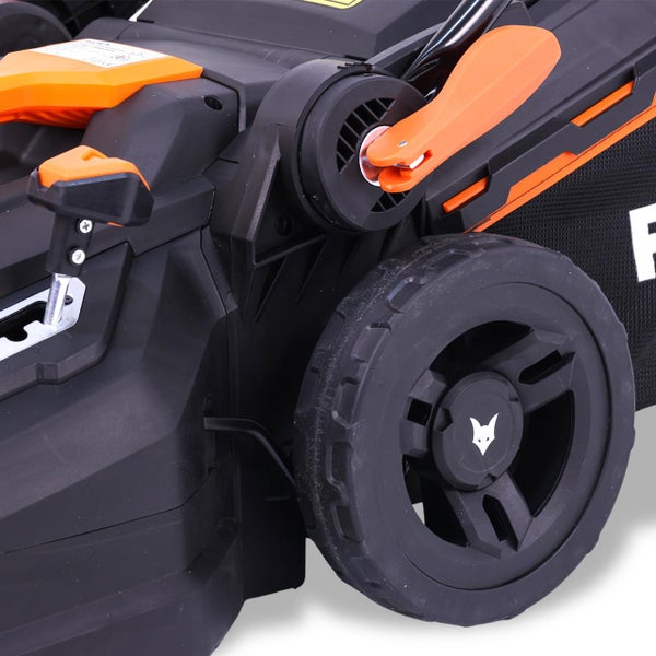 Detailansicht eines Rasenmähers mit Rad, Hebel zur Schnitthöhenverstellung, Schnellspannhebel für den Holm und Fuxtec Logo.