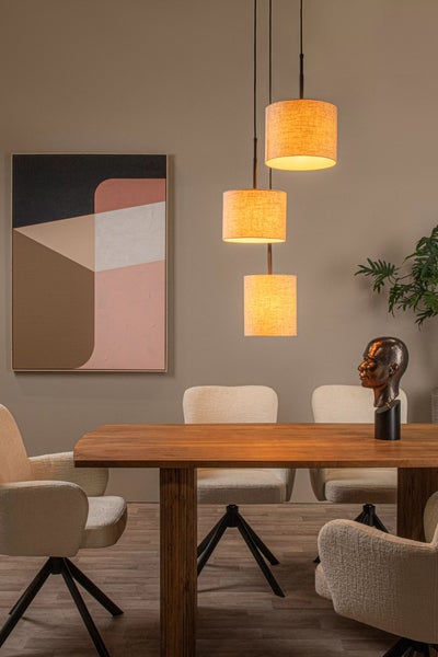 Esszimmer mit Esstisch, Stühlen und Hängelampen