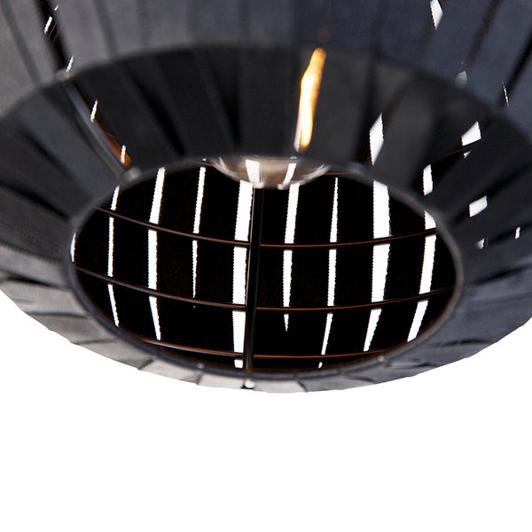 Nahaufnahme einer Hängeleuchte mit Lampenschirm aus Stoffbändern und einem Leuchtmittel