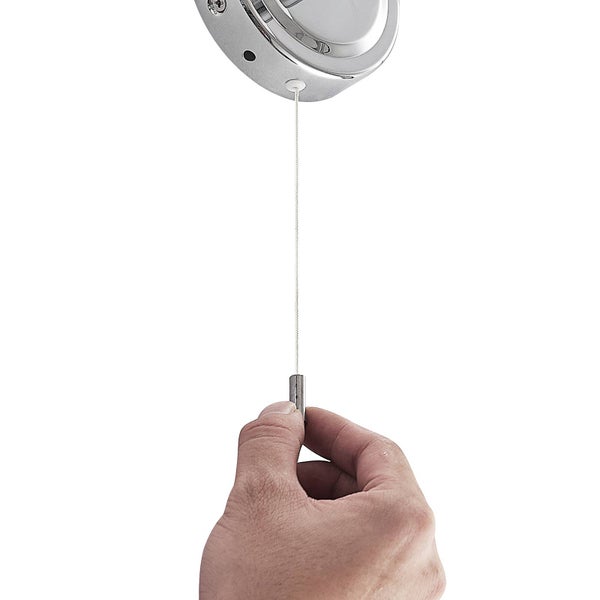 Hand zieht an einer Duschleuchte mit Kordel