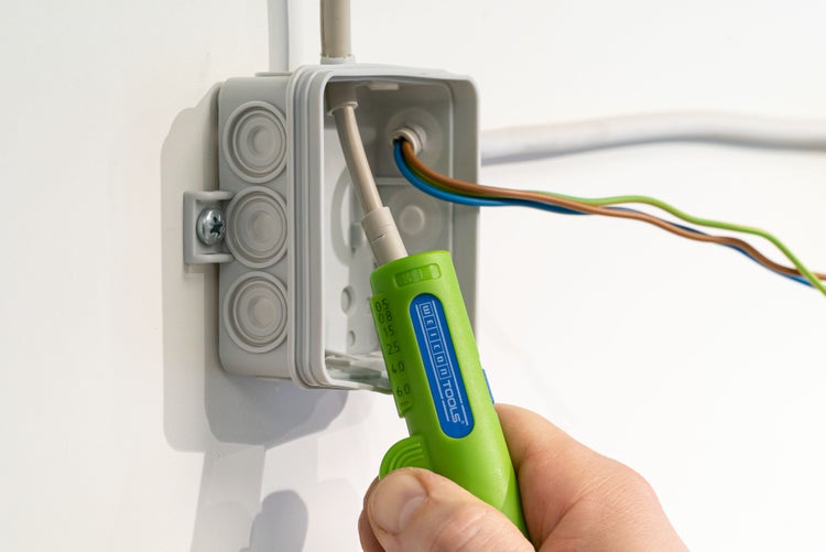 Aufputz Abzweigdose mit Kabeln und Abisolierwerkzeug