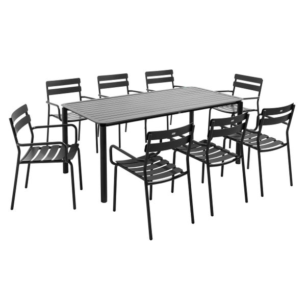 Gartenmöbel-Set aus einem rechteckigen Tisch und acht Armlehnstühlen mit modernem Lattendesign aus Metall.