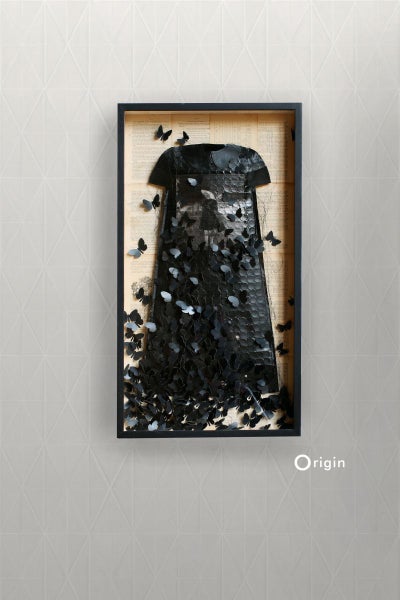 Dekoratives Wandbild mit Kleid und Schmetterlingen im Rahmen