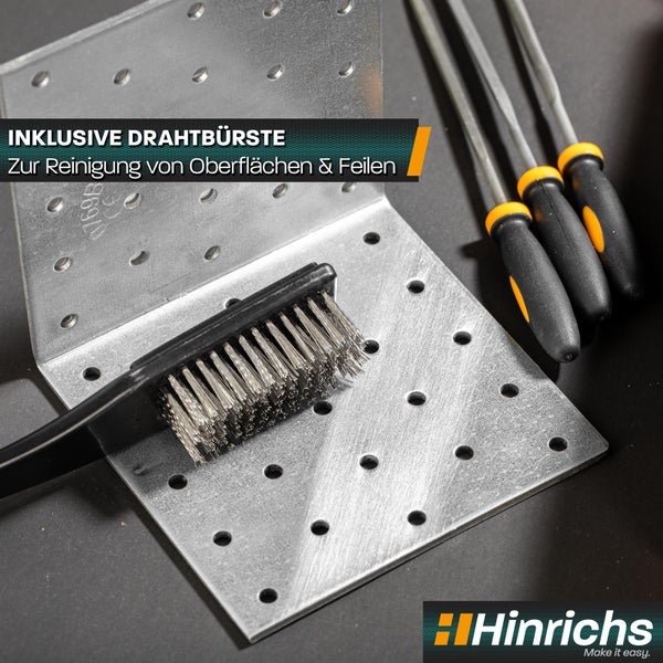 Drahtbürste zum Reinigen von Oberflächen und Feilen auf einem Lochwinkel aus Metall neben drei Feilen. Hinrichs Logo.
