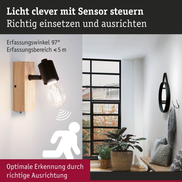 Wandleuchte mit Bewegungsmelder aus Holz und Metall im Flur, zeigt Erfassungswinkel von 97 Grad und Erfassungsbereich unter 5 Metern.