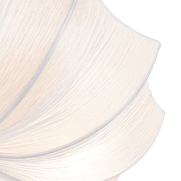 Nahaufnahme eines Lampenschirms aus hellem Stoff mit feiner Linienstruktur und geschwungenem Design.