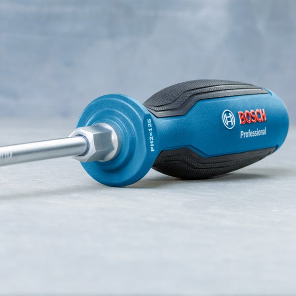 Eine Person repariert eine Tür mit Hammer und Schraubendreher.