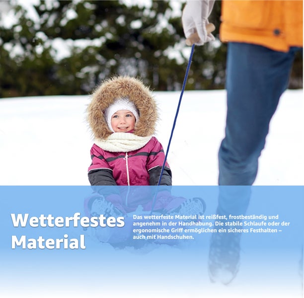 Kind mit Schlitten im Schnee