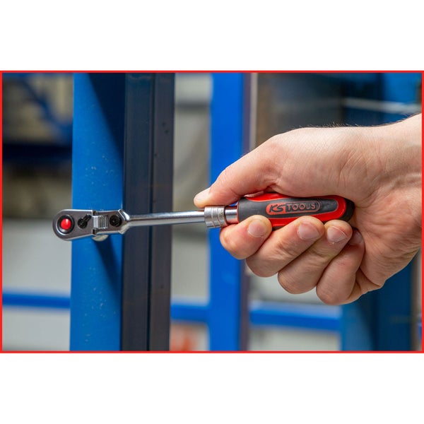 Eine Hand hält eine Knarre von KS Tools an einem Regal.