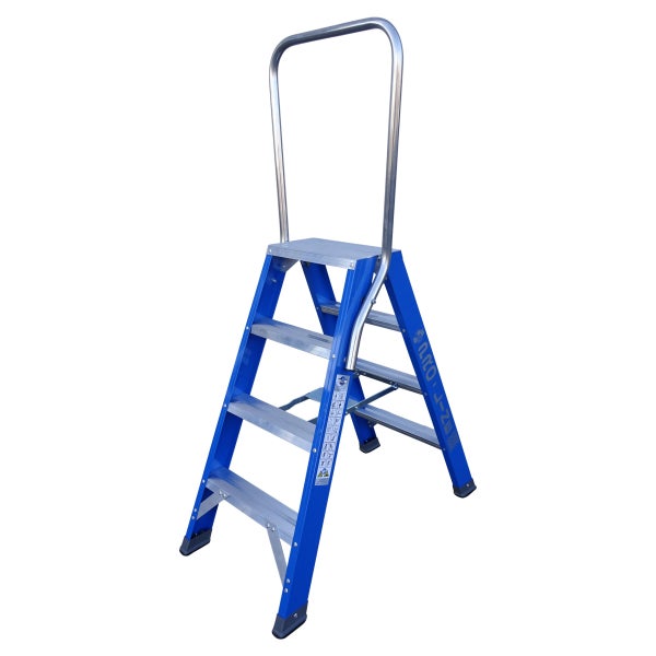 Blaue Trittleiter mit vier Stufen und Haltebügel