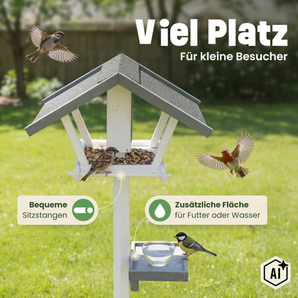 Holzvogelhaus mit Futterschale und Wasserbecken, aufgestellt im Garten, umgeben von verschiedenen Wildvögeln.