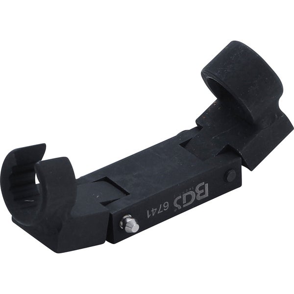 Bohrmaschine mit Lochsäge bohrt in ein Holzstück