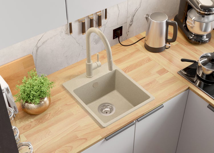 Spüle mit Armatur in einer hellen Küche mit Holzarbeitsplatte