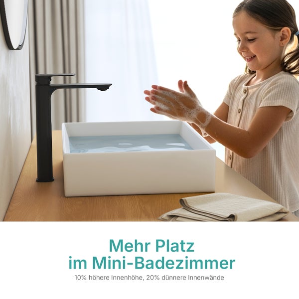 Helles Badezimmer mit einem Kind am weißen, dünnwandigen Aufsatzwaschbecken mit hoher schwarzer Armatur auf einer Holzplatte.