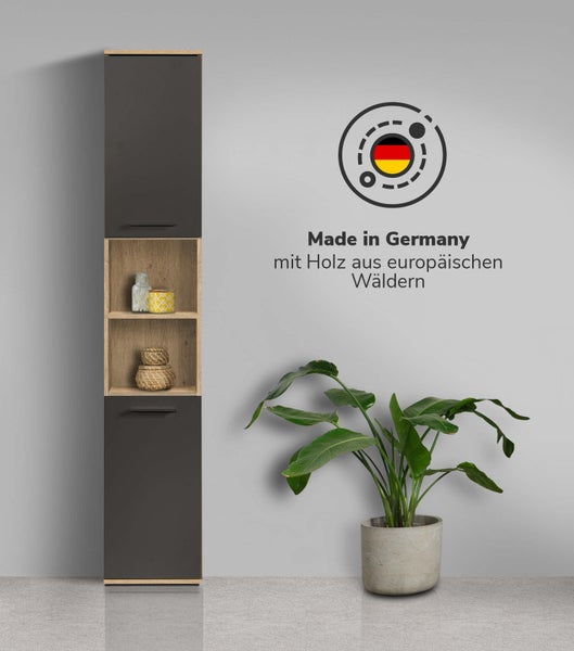 Küchenszene mit Weinkühlschrank, Dunstabzugshaube und viertürigem Kühlschrank